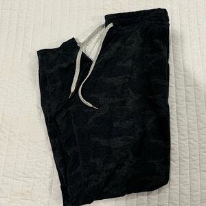 Vuori Performance Jogger in Camo
